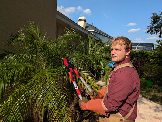 What is the difference between womens and mens gardening gloves?