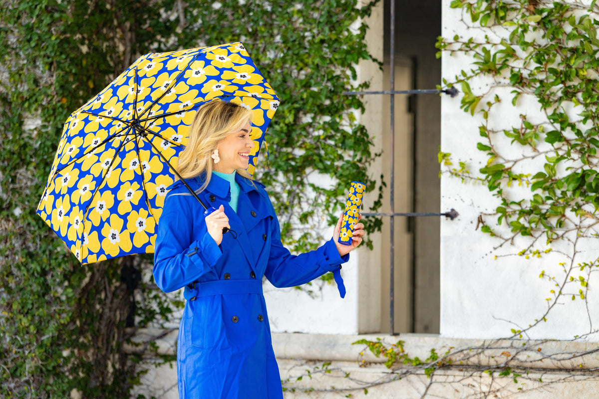 Nikki on Blue Bottle Umbrella lifestyle