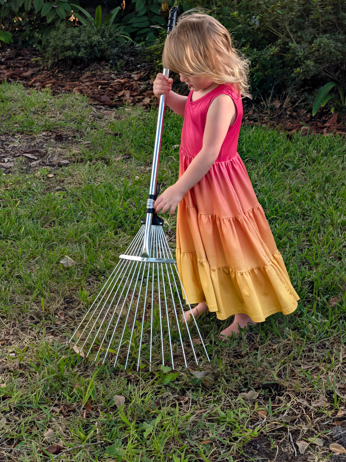 Telescopic Leaf Rake — lifestyle